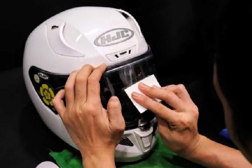 Visor Helm Berembun Saat Hujan? Begini Cara Mengatasinya