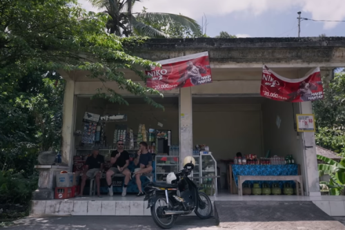 Sahabat Chris Hemsworth Keliling Bali Pakai Bebek Honda Astrea Prima