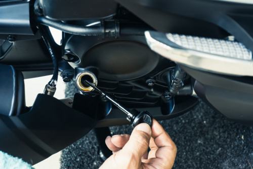 Waktu atau Jarak, Mana yang Tepat Dijadikan Acuan Ganti Oli Mobil?