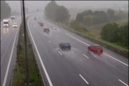 Musim Banjir: Ganti Baru Ban Mobil, Cek Harga Per Juli 2025