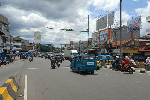 Bahaya Lampu Lalu Lintas di Ujung Turunan