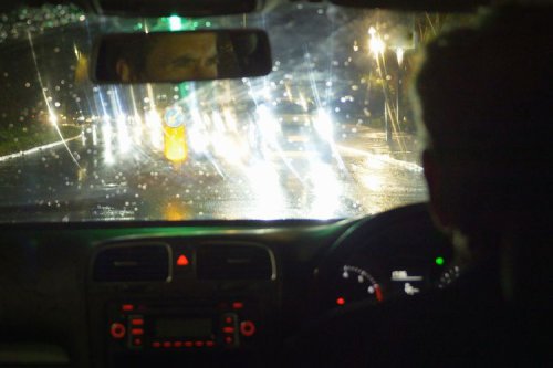 Cegah Silau Lampu Mobil Arah Berlawanan Saat Berkendara Malam Hari