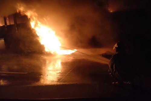 Bus Sinar Jaya Terbakar di Tol Cipali, Diduga Karena Arus Pendek  | Ganti Oli Mobil, Baiknya Berpatokan pada Waktu atau Jarak Tempuh?