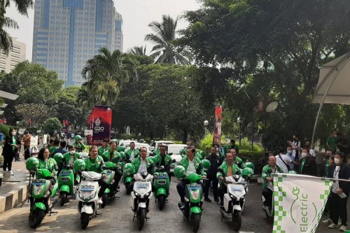 Perbandingan Harga Sewa Motor Listrik Ojol Green SM dan GrabElectric