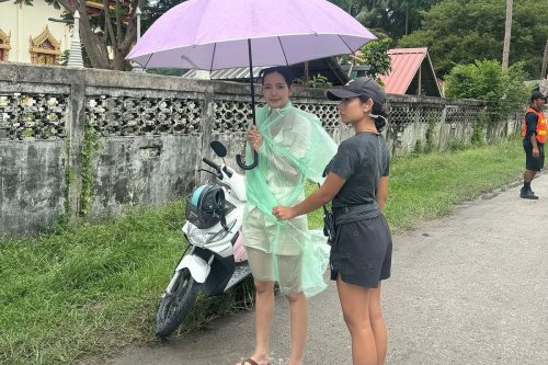 Potret Lisa Blackpink Naik Honda BeAT Karbu | Klarifikasi Pertamina Soal Pertalite Bercampur Air di Klaten | Spesifikasi Honda BeAT Karbu yang Dikendarai Lisa BLACKPINK