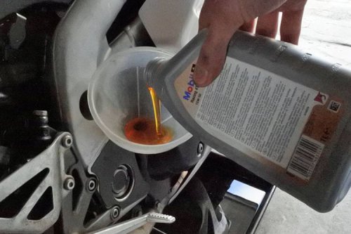 Kenapa Motor yang Jarang Dipakai Justru Harus Tetap Ganti Oli?