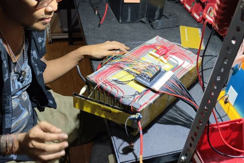 Baterai Motor Listrik Rusak Bisa Diservis, Berapa Biayanya?