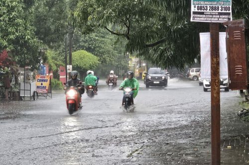 Waspada Cuaca Ekstrem Jakarta, Begini Etika Mengemudi saat Hujan