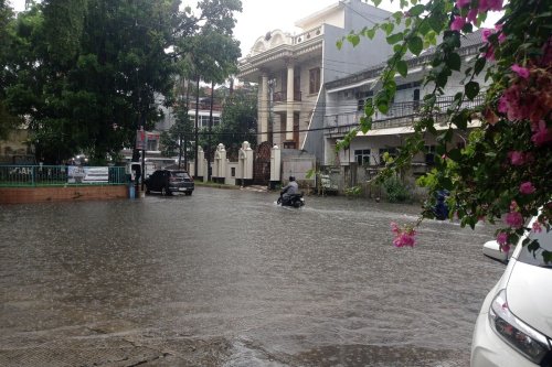 Jangan Paksa Motor Terabas Banjir Rob, Banyak Risikonya