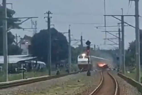 Hati-hati Mengendarai Motor Lewati Pelintasan, Biasakan Berhenti Sejenak