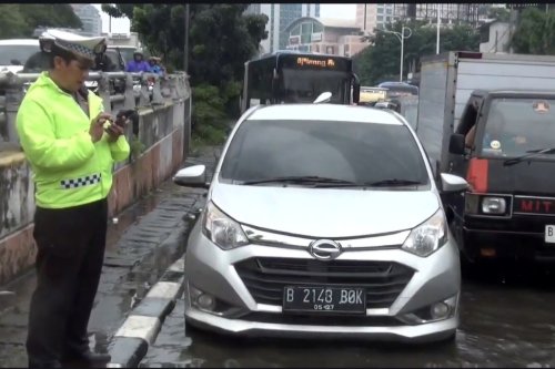 Pengemudi Sigra Meninggal di Tengah Macet Banjir Grogol