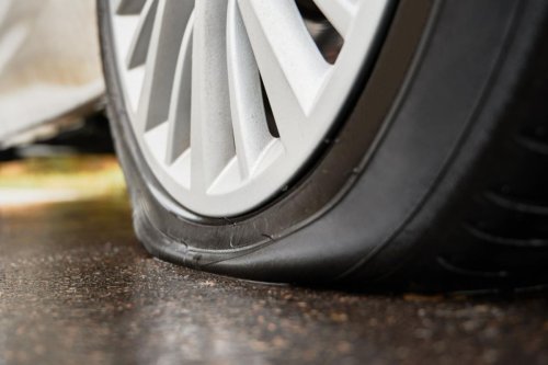 Ban Bocor di Tengah Perjalanan Jauh, Ini Tips Aman Mengatasinya