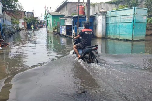 Berkendara Motor Aman Saat Hujan dan Lewati Genangan Air