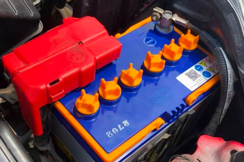 Awas, Jangan Pernah Abaikan Air Aki Mobil yang Sering Berkurang