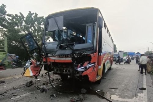 Kecelakaan Maut Mobil Rombongan Umrah dengan Bus karena Ban Selip
