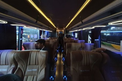 Berbagai Karoseri dengan Bodi Bus Kombinasi, Sleeper dan Bangku Biasa