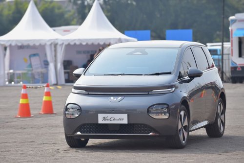 Persaingan Mobil Listrik Menengah: Wuling Cloud EV vs Chery Omoda E5