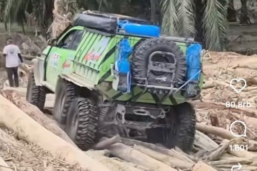 Kendaraan Offroad Jadi Andalan Tembus Medan Bencana di Aceh