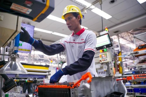Toyota Bersiap Hadapi TKDN Mobil Listrik 60 Persen Mulai 2027