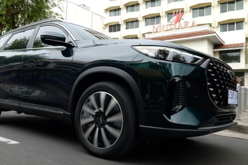 Kenaikan Harga BBM Mengintai, Mobil Hybrid Jadi Alternatif?