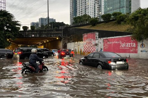 Risiko Tersembunyi di Jalan Basah: Penutup Saluran Air