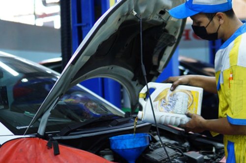 Jarak Vs Waktu, Kapan Oli Mesin Mobil Harus Diganti?