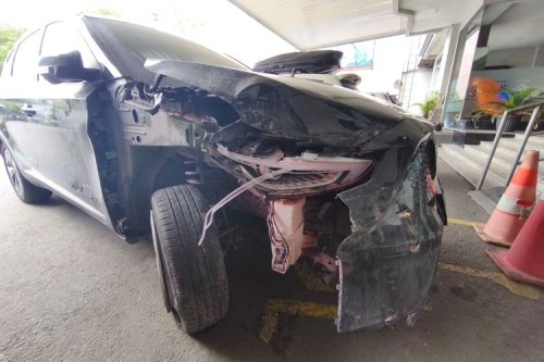 Kronologi Mobil Listrik Tabrak Pintu Kaca Hotel di Klaten