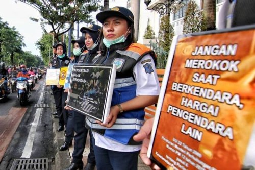 Stop Mengemudi Sambil Merokok, Jalan Raya Adalah Ruang Publik