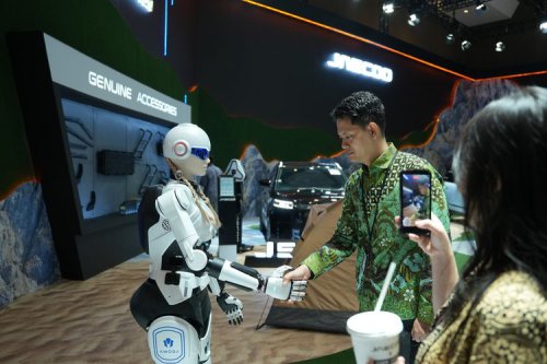 Robot AiMOGA Jaecoo, Bisa Pandu Pengunjung IIMS Lihat Mobil