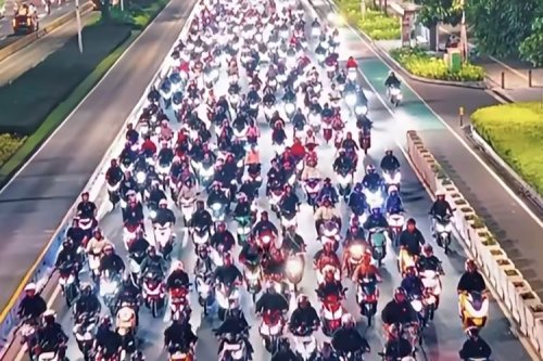 Psikologi di Balik Arogansi Rombongan: Hak & Etika Berlalu Lintas