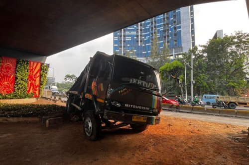 Truk Rem Blong di Slipi Petamburan, Sopir Banting Setir Hindari Tabrakan