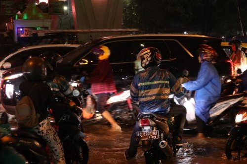Perlukah Ganti Oli Motor Setelah Terjang Banjir? Ini Kata Ahli