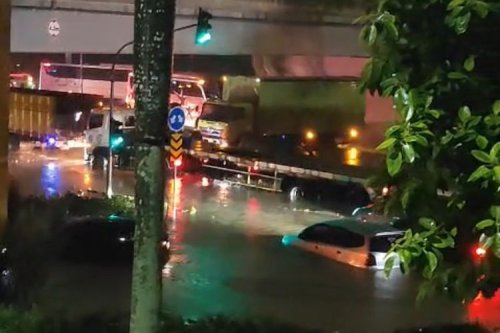 Hati-Hati! Hujan di Jakarta Bisa Rusak Knalpot Mobil Anda