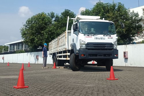 Mengungkap Bahaya Blind Spot Sopir Truk