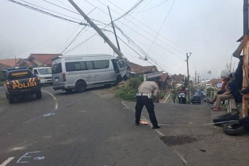 Rem Blong saat Turunan, Toyota Hiace Tabrak 4 Mobil di Jalur Bromo