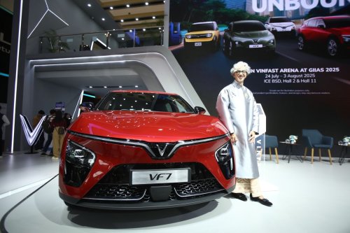Sentuhan Budaya Indonesia dalam Busana Usher VinFast di GIIAS 2025