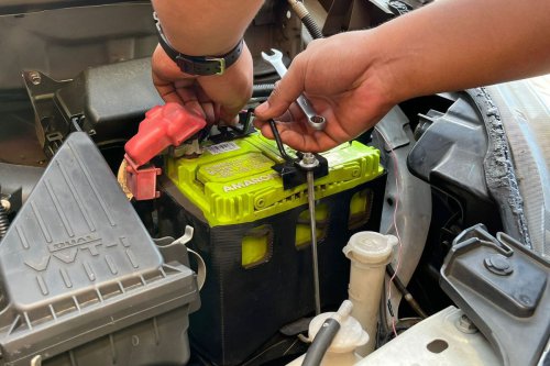 Cara Menjaga Performa Aki Mobil agar Tidak Soak