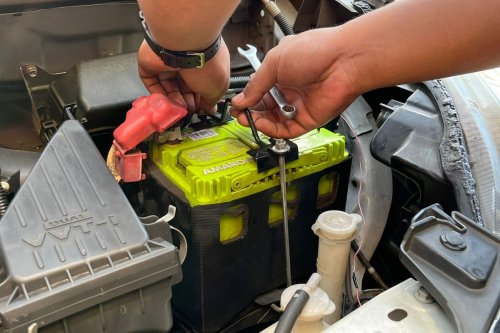 Cara Menjaga Performa Aki Mobil agar Tidak Soak