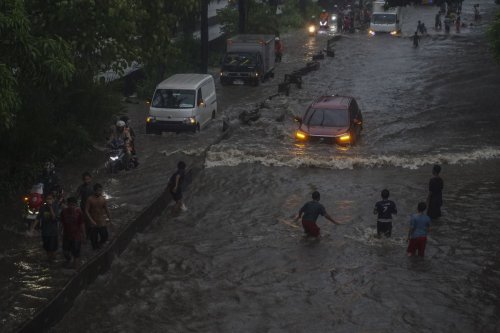 Bahaya Mobil Hybrid Terobos Banjir, Ini yang Harus Diketahui Pemilik