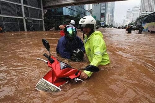 Alasan Motor Tak Boleh Menerjang Banjir Lebih dari Footstep