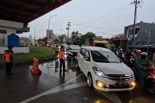 Pengendara Motor: Hindari Bahaya Berteduh di Flyover Saat Hujan