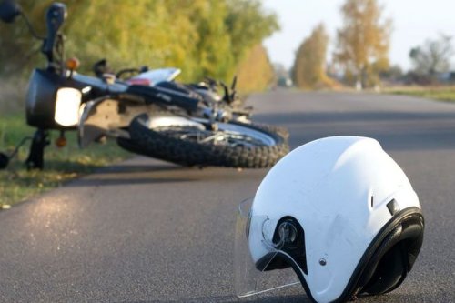 Waspada Jalan Licin: Tips Aman Berkendara Motor Saat Hujan