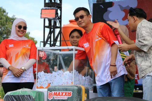 Cara Produsen Ban Ini Berbagi dengan Konsumen