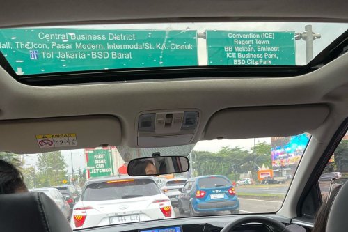 Video Bocah Keluar dari Sunroof Mobil, Langsung Ditegur Polisi