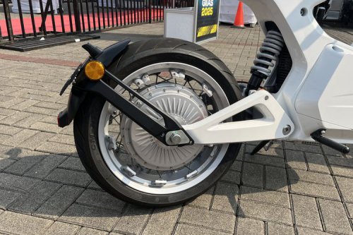 Fenomena Tambal Ban Pinggir Jalan yang Menolak Motor Listrik