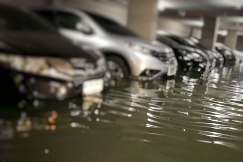 Tips Parkir Aman Mobil Hybrid di Area Rawan Banjir