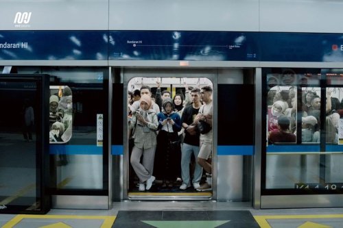 HUT RI ke-81, Tarif Transjakarta, MRT, dan LRT Jakarta Rp 1
