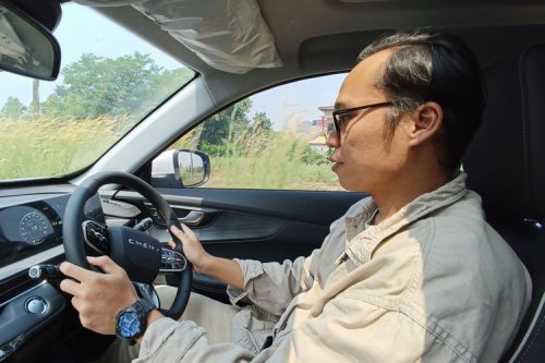 Review Chery Tiggo Cross CSH: Mobil Hybrid Irit dan Kencang