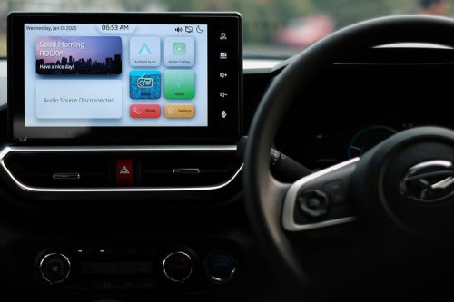 Adu Cicilan Mobil Hybrid LSUV 2025: Suzuki Fronx vs Daihatsu Rocky