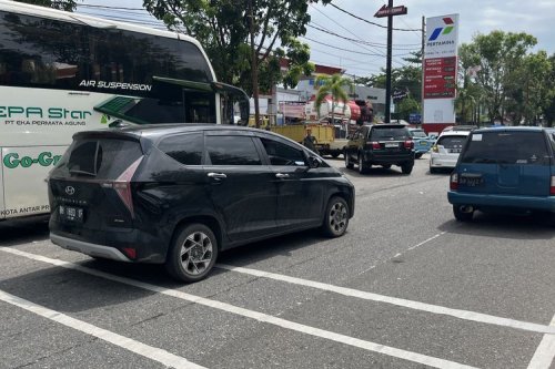 Jeritan Operator Bus Lintas Sumatra: Antre Solar hingga Menginap